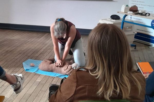 Pour le massage cardiaque et le bouche à truffe, l'apprentissage se fait sur un mannequin.