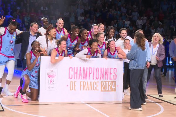 Les basketteuses de Chartres ont célébré leur titre de championnes de France de Ligue 2, samedi 18 mai.