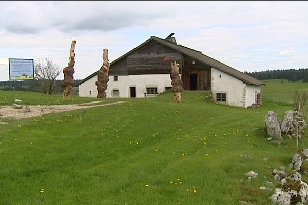 Pendant deux mois, dix artistes plasticiens franc-comtois exposent leur travail à la ferme de la fondation Grand-Cachot, les oeuvres ont toutes un rapport avec le site, niché en pleine nature suisse. 