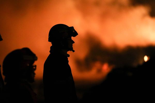 Il aura fallu plus de 6 heures pour éteindre les flammes cette nuit.