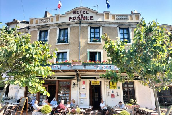 L'Hôtel de France est une institution du village de la Chartre-sur-le-Loir depuis 1912.