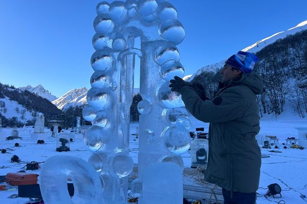 Le sculpteur Enrique Jorda peaufine son œuvre pour le concours de sculptures sur glace à Valloire (Savoie) qui s'est achevé le 12 janvier 2024.
