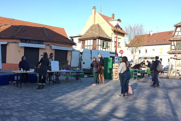 Il existe des dérogations pour que les producteurs puissent distribuer les commandes, tout en respectant les distances de sécurité comme ici à Schiltigheim le 2 avril dernier