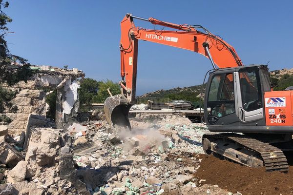 Démolition de la villa Martinole, une construction illégalement construite sur un espace remarquable en Corse du Sud.