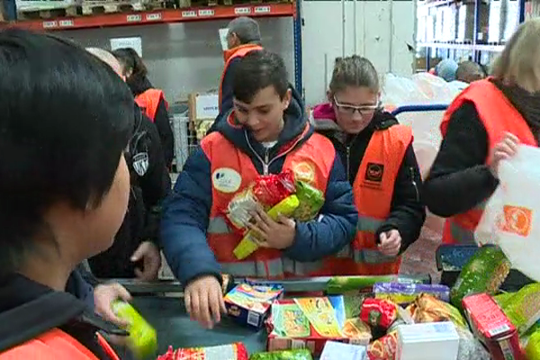 Des collégiens du Vaucluse participent au tri des denrées de la banque alimentaire