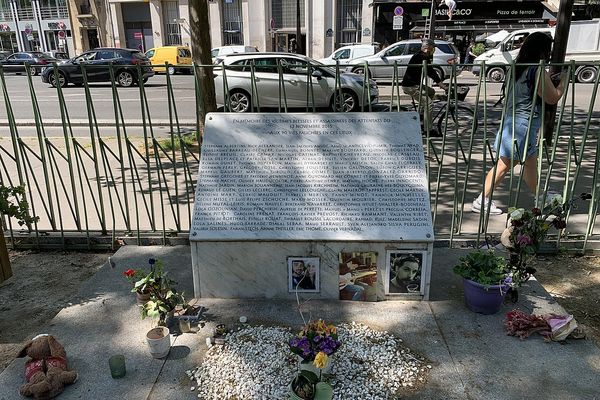 La stèle en hommage aux victimes tuées le 13 novembre, à Paris.