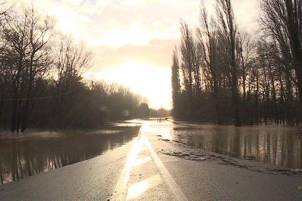 Depuis le début du second épisode d'inondations dans le Pas-de-Calais, de nombreux axes routiers se retrouvent sous les eaux