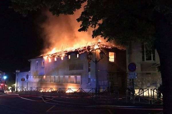 Le feu a pris vers 1 heure du matin dans les locaux de l'école maternelle de Tullins-Fures. 