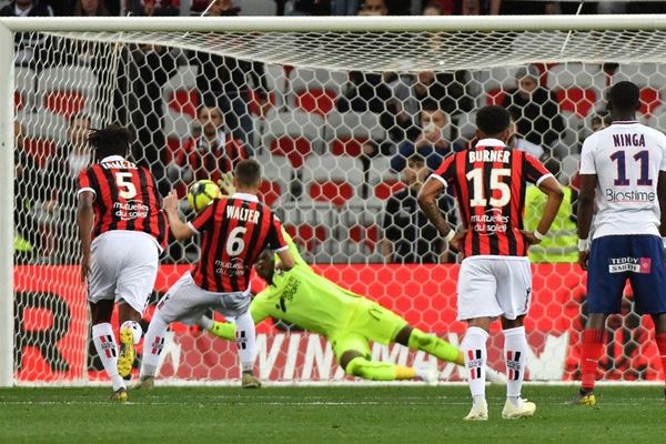 Brice Samba détourne le penalty tiré par le joueur niçois Walter, le 20 avril 2019. 