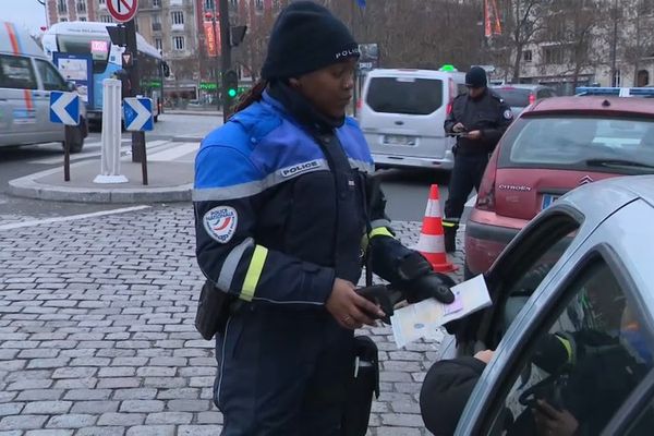 Policière effectuant un contrôle pendant un épisode de pollution aux particules fines