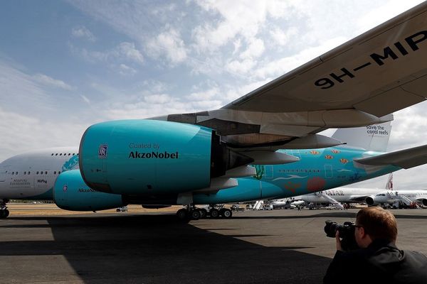 L'ancien Airbus A380 de Singapore airlines, désormais aux couleurs du loueur portugais Hifly, va desservir La Réunion pour le compte d'Air Austral.