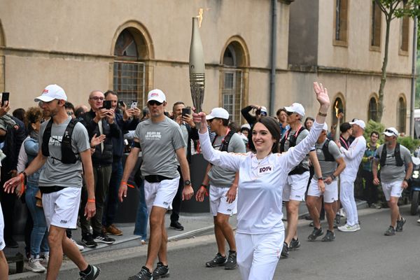 Passage de la flamme olympique le 13 mai 2024 à Millau avant les Jeux Olympiques de Paris 2024.