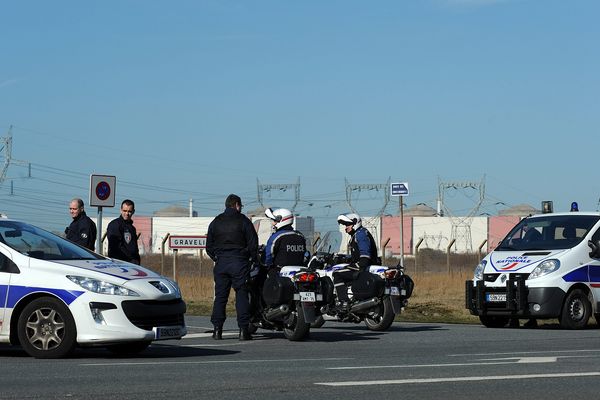 Les policiers postés devant la centrale nucléaire de Gravelines après l'intrusion des militants de Greenpeace.