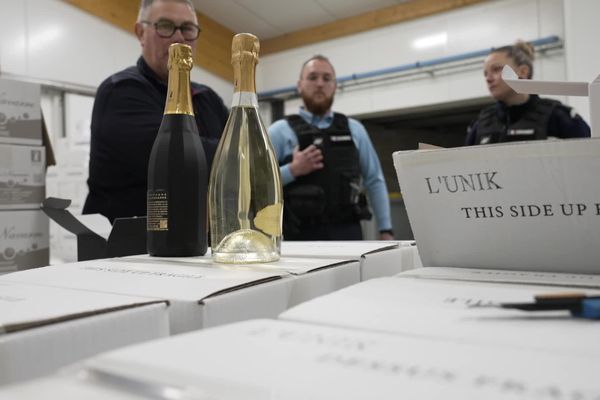 Une bouteille de champagne coûte aux alentours de 20€.