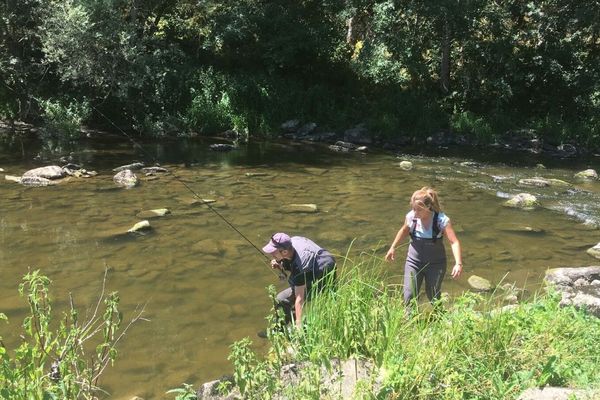 Dans le Canyon des Toyères, Julie découvre avec Cyril, la pêche à la mouche.