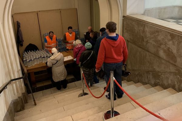 Des bouteilles d'eau sont distribuées ce samedi à la population dunkerquoise.