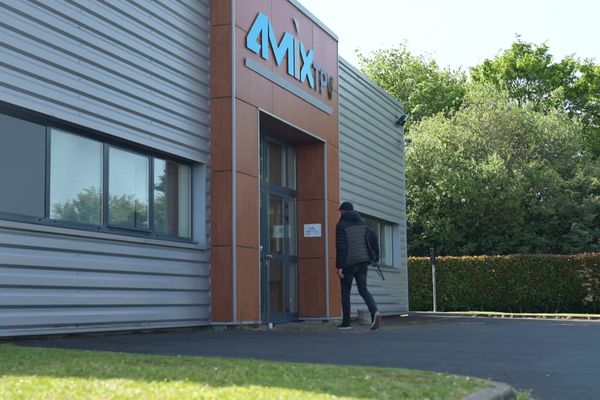 Zaza, sans-domicile, passe les portes de l'entreprise AMIX-TPV à Fleury-sur-Orne (14), chaque soir, pour venir y passer la nuit