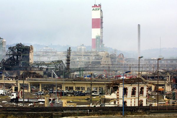 21 septembre 2001, 10h17 : l'explosion au sein de l'usine AZF à Toulouse fait 31 morts et des milliers de blessés. Le souffle provoque des dégâts sur plusieurs kilomètres à la ronde. Arnaud, élève au lycée Galliéni, par exemple, est gravement touché. Il tombe dans le coma, et n'en sort qu'un mois plus tard.