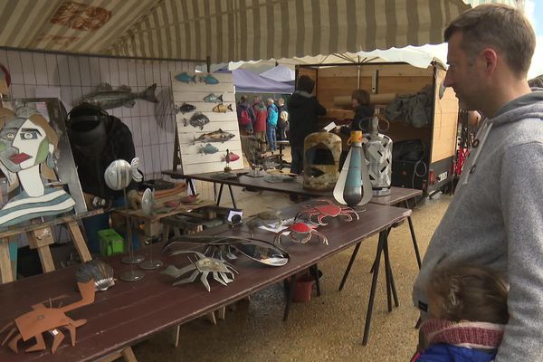 Les visiteurs étaient nombreux pour voir les sculptures de métal.