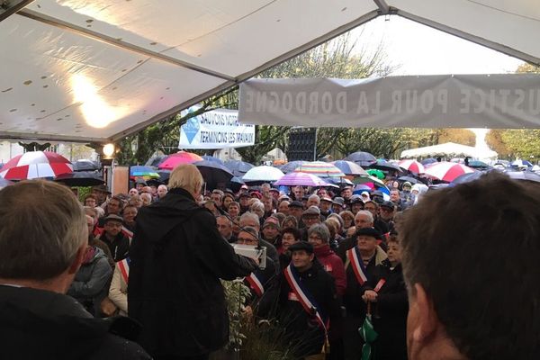 Un millier de personnes était rassemblé sur les allées de Tourny, à Périgueux, samedi matin, pour défendre la déviation de Beynac.