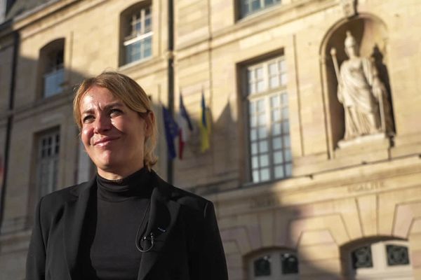 Nathalie Koenders devant la mairie de Dijon en octobre 2024