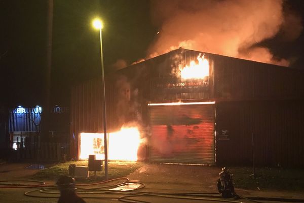 Les flammes ont ravagé l'entrepôt industriel situé près du centre commercial Grand-Quartier à Saint-Grégoire