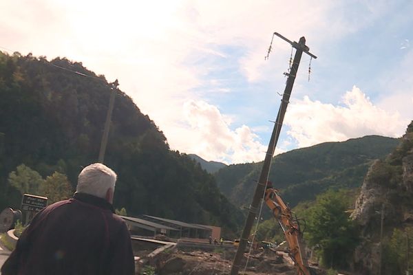 C'est par les airs que les poteaux électriques ont été acheminés.