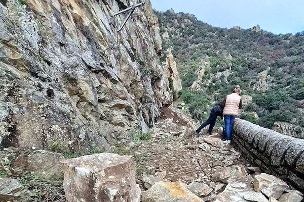 Pyrénées-Orientales - Les habitants du hameau au-dessus d'Amélie-les-Bains-Palalda découvrent les dégâts, la route a disparu au fond du ravin - novembre 2024.