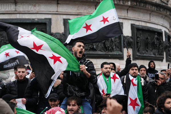 Des centaines de personnes se sont rassemblées dimanche à Paris pour célébrer la chute du régime de Bachar al-Assad.