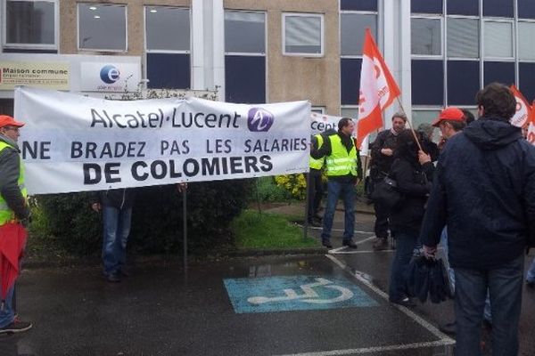 Les salariés d'Alacatel-Lucent de Colomeirs devant Pôle emploi.