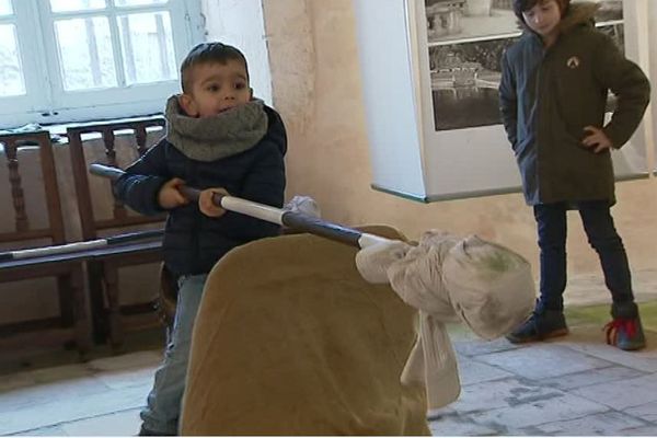 Les enfants peuvent s'entraîner à l'art difficile de la joute équestre.