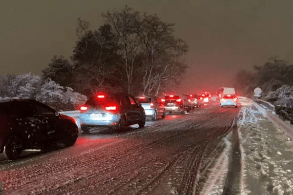 Les routes d'Île-de-France sont enneigées.