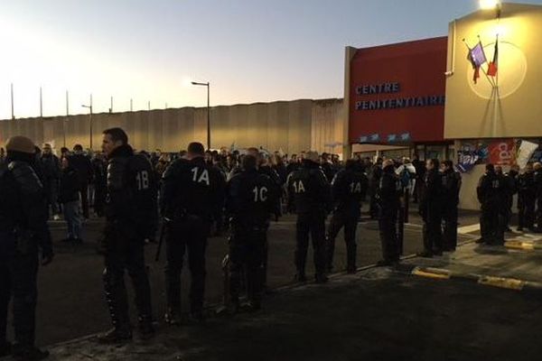 Le mouvement se poursuit dans les prisons comme à Nîmes ou Perpignan où les gardiens ont été accueillis par une cinquantaine de CRS. 