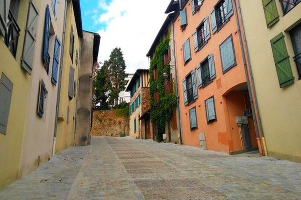 La rue du pont Saint-Etienne est un axe emblématique du quartier de la cité qui mène de la cathédrale à la Vienne.