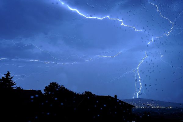 Point de vue image du monde : un orage de grêle au dessus de Clermont-Ferrand