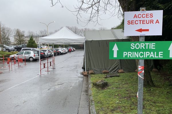 Une tente est installée dans le parking de l'hôpital Manchester à Charleville-Mézières pour dépister les patients en drive. 