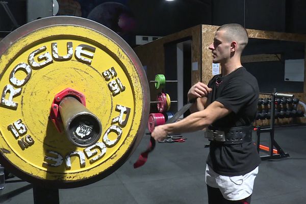 Dylan Bonnet s'entraîne au powerlift quatre à cinq soirs par semaine. Mardi 26 novembre 2024.