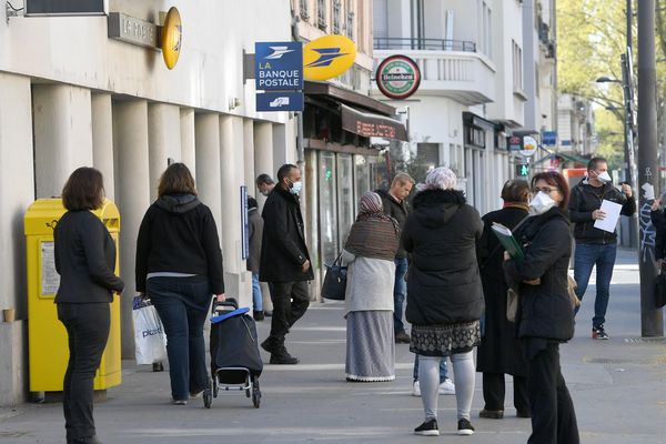 Les clients du département du Rhône pourront ainsi retirer des espèces et réaliser leurs opérations bancaires via les distributeurs automatiques de billets et en bureau auprès des chargés de clientèle.