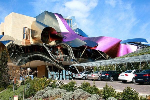 L'étonnante construction de Franck Ghery pour la Bodega de Los Herederos sur le vignoble Marques de Riscal