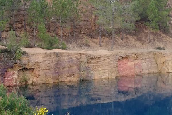 La carrière du Tahun, rendue à la nature est devenue un lieu prisé des promeneurs, baigneurs et où s'épanouissent nombreuses espèces floristiques et faunistiques