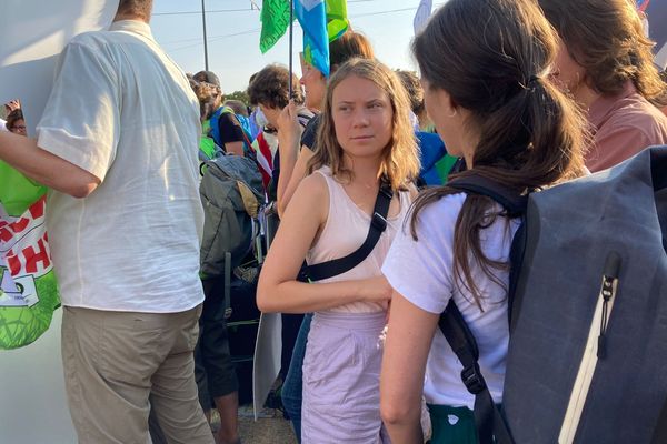 La militante suédoise Greta Thunberg était présente aux abords du Parlement européen.