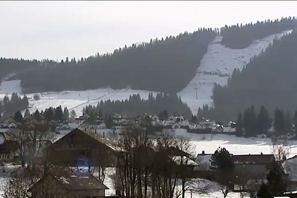 La station de Métabief, dans le Doubs, il y a quelques jours : pas assez de neige pour accueillir la vague habituelle des touristes de février