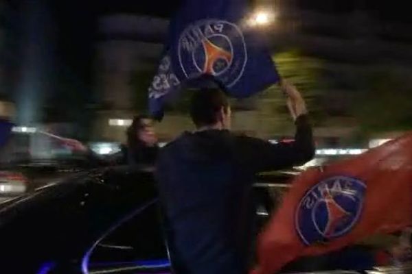 Des supporters parisiens fête le nouveau titre de champion de France du PSG.