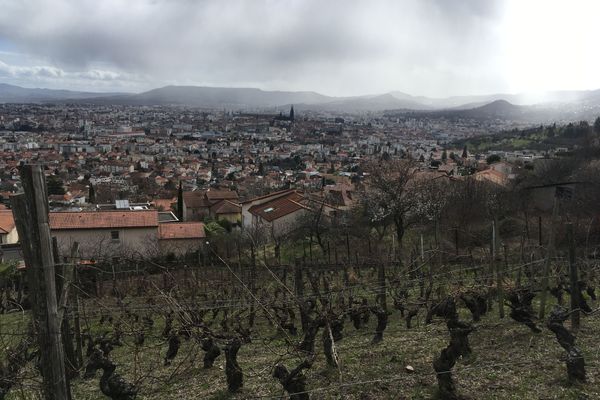 A Clermont-Ferrand, le maire Olivier Bianchi est prêt à proposer les moyens de la Ville pour développer la campagne de vaccination.