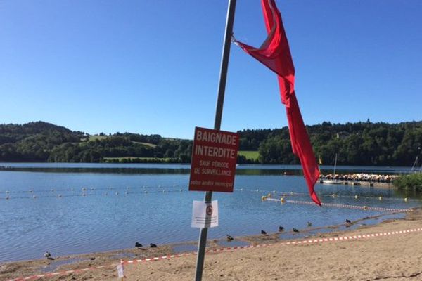 La baignade et la consommation des poissons péchés dans le lac sont interdites. 