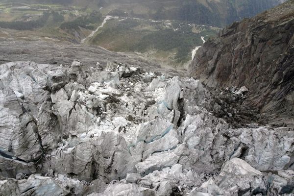 Contrairement aux précédentes alertes de 2019 et surtout 2020, ce ne sont pas les températures élevées du début d'été, mais plutôt les intempéries qui ont poussé les spécialistes italiens à replacer le glacier de Planpincieux sur la face italienne du Mont blanc, en "surveillance spéciale"