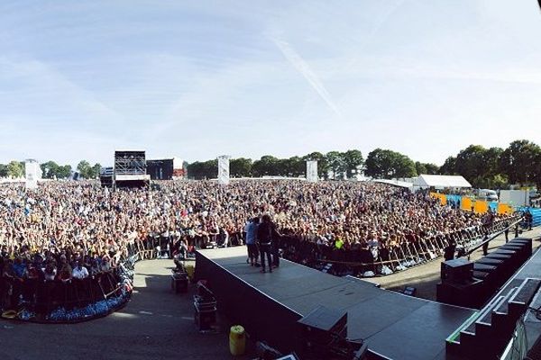 En 2012, la foule se pressait aux Vieilles Charrues. Mais avant leur arrivée, il faut bricoler !