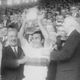 Fleury Di Nallo soulève la Coupe de France après la victoire de l'OL le 21 mai 1967, aux côtés du général De Gaulle.