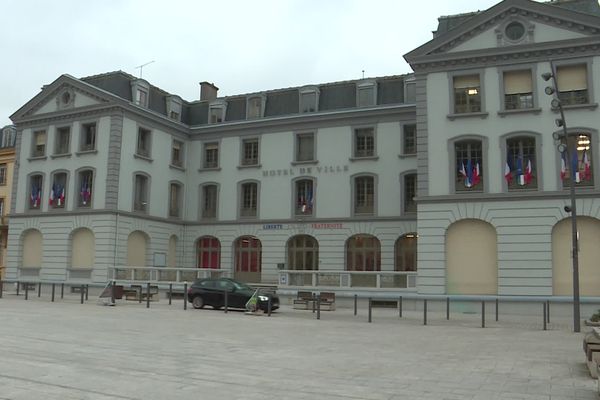 Un ancien directeur des services pourrait avoir commis des agressions sexuelles sur plusieurs fonctionnaires de la ville de Longwy, des signalements en ce sens ont été transmis à la justice.