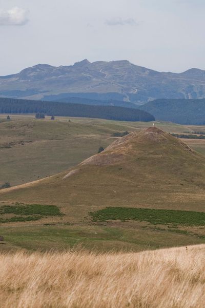 Le plateau du Cézallier en Auvergne se dévoile, avec le massif du Sancy qui se dessine en arrière-plan.